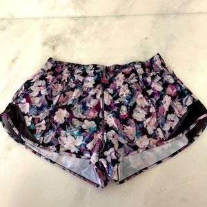 NWOT Lululemon Hotty Hot Shorts 2.5”, size 10 💜🖤